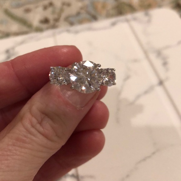 3 stone ring - cubic zirconia - Picture 2 of 3